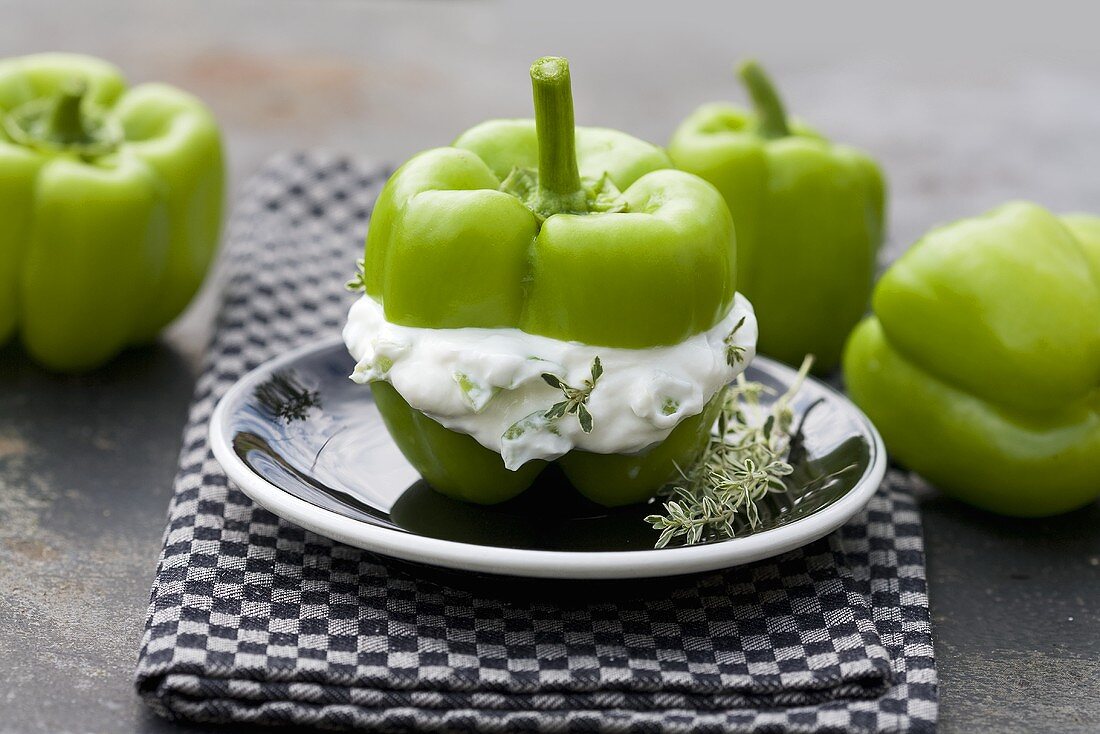 Grüne Paprikaschoten mit Creme fraiche und Thymian gefüllt