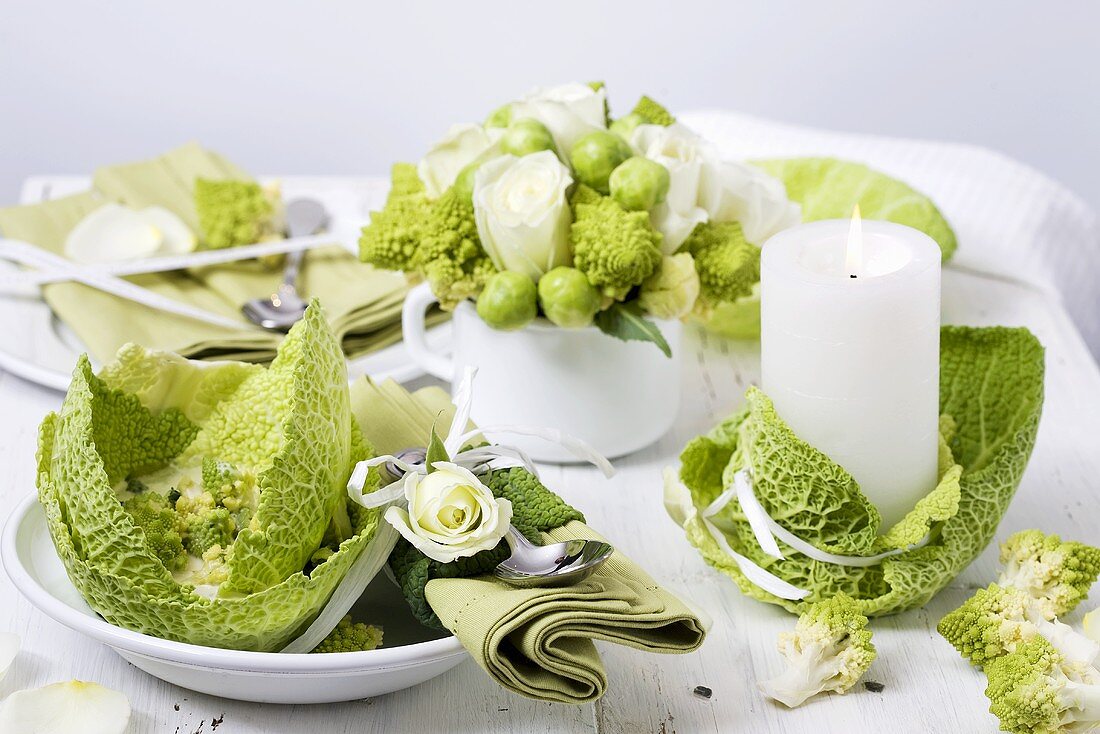 Gedeckter Tisch mit Gemüsedeko und Romanescosuppe