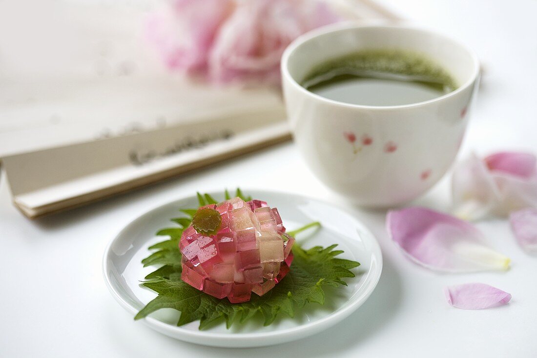 Wagashi (süsses Reisbällchen mit Geleestreifen, Japan) und grüner Tee