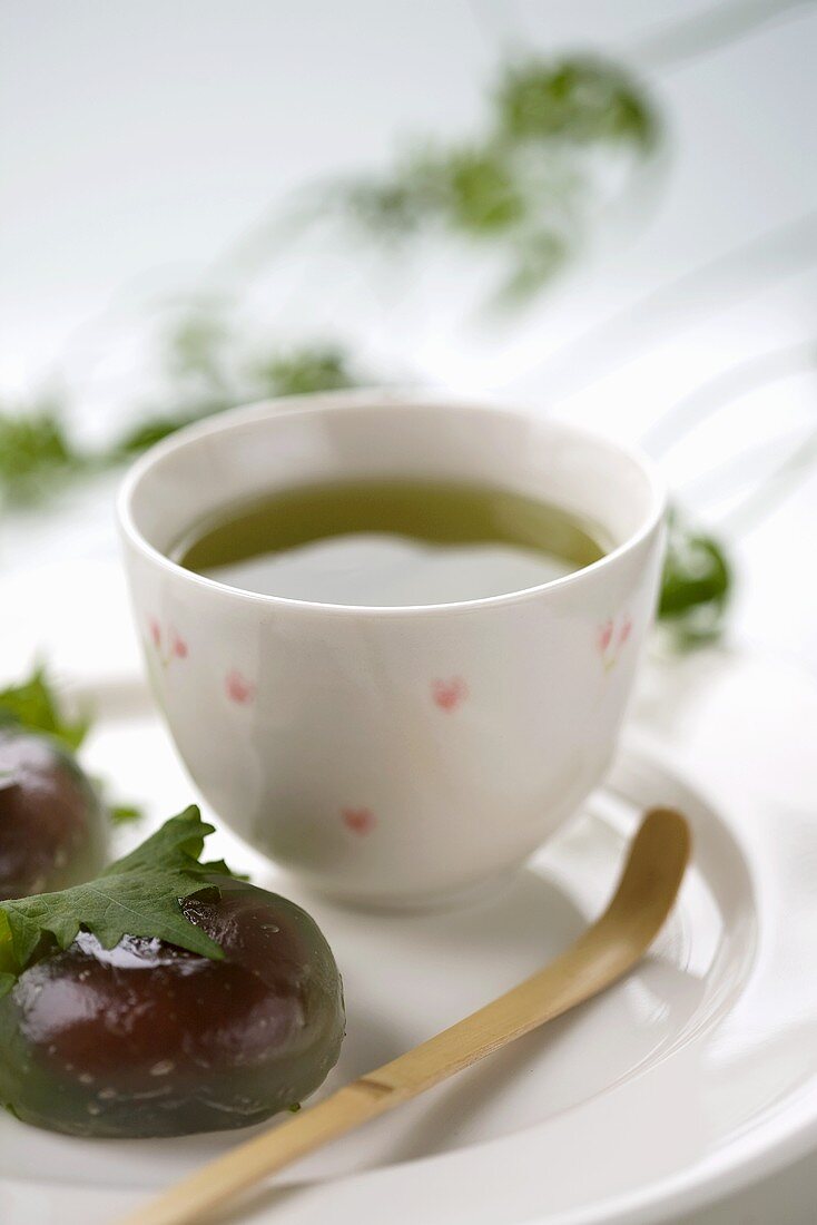 Grüner Tee und Wagashi mit roter Bohnenpaste gefüllt (Süssigkeit, Japan)