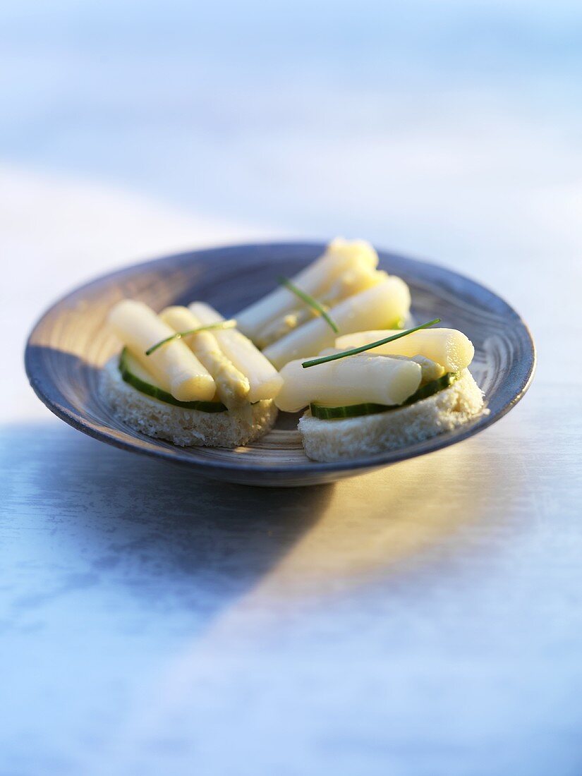 Canapés mit Gurke und Spargel