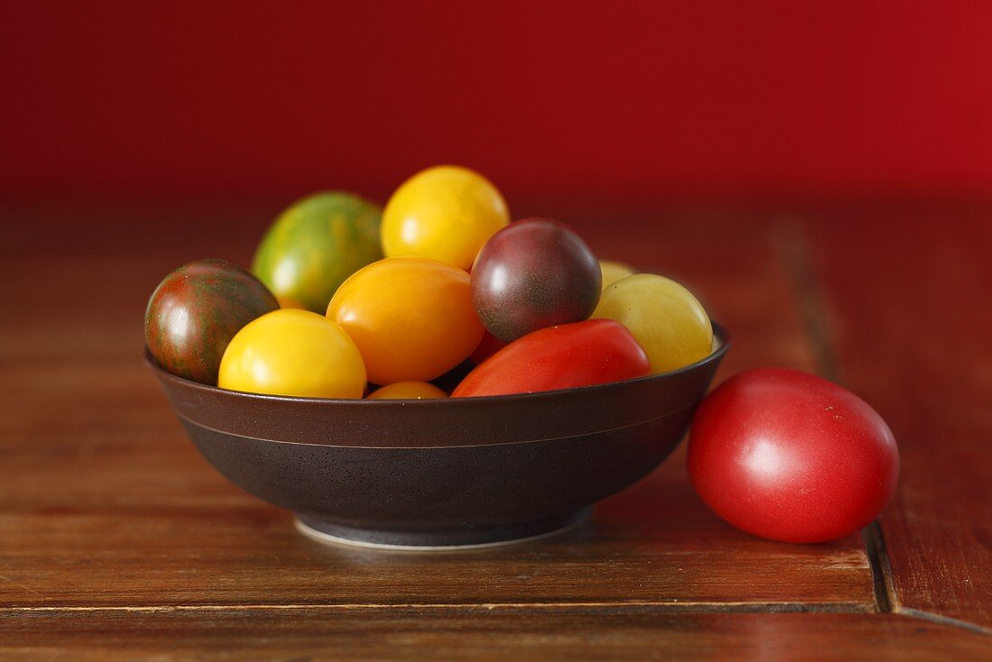 Assorted tomatoes in brown bowl