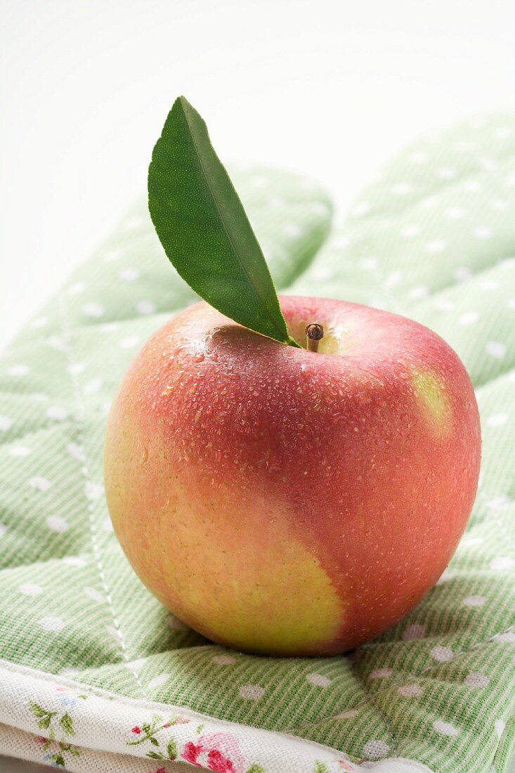 Ein Apfel mit Blatt