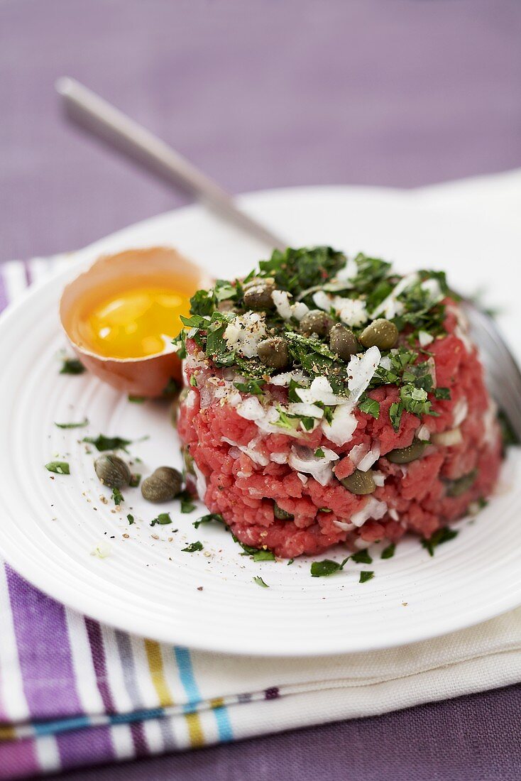 Minced beef with onions, capers and egg