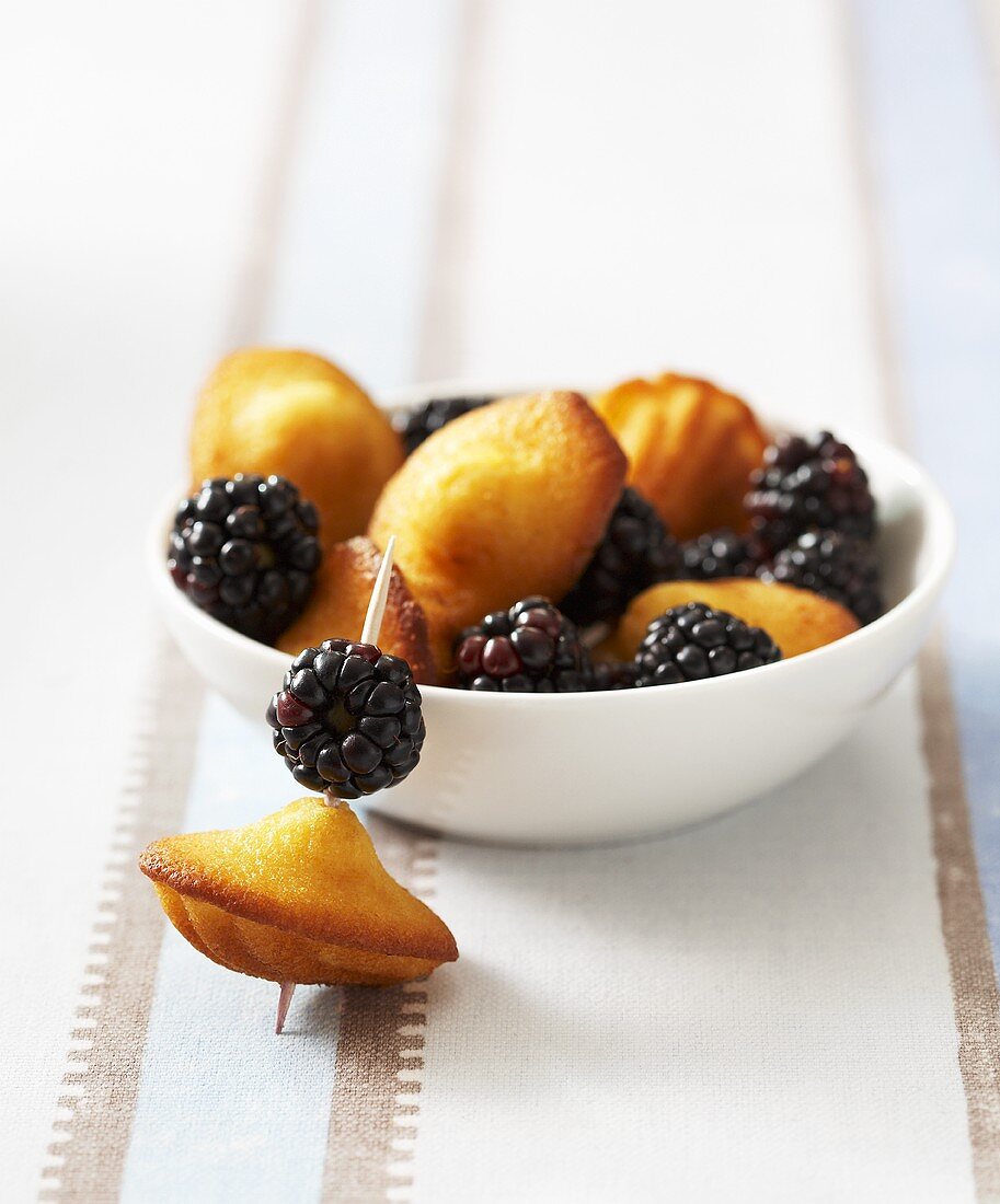 Madeleines mit Brombeeren auf Spiesschen