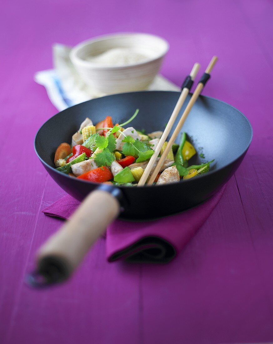 Wok mit Fleisch, Gemüse und Koriandergrün