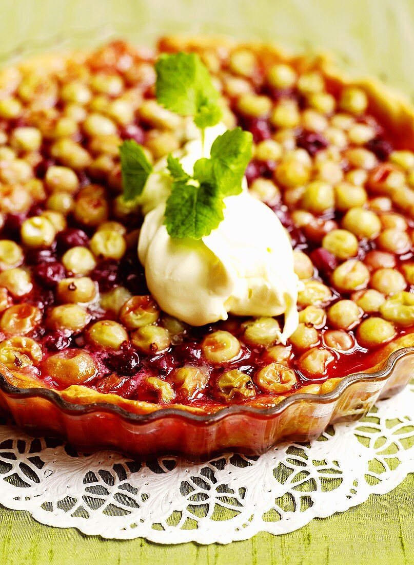 Gooseberry tart with cream