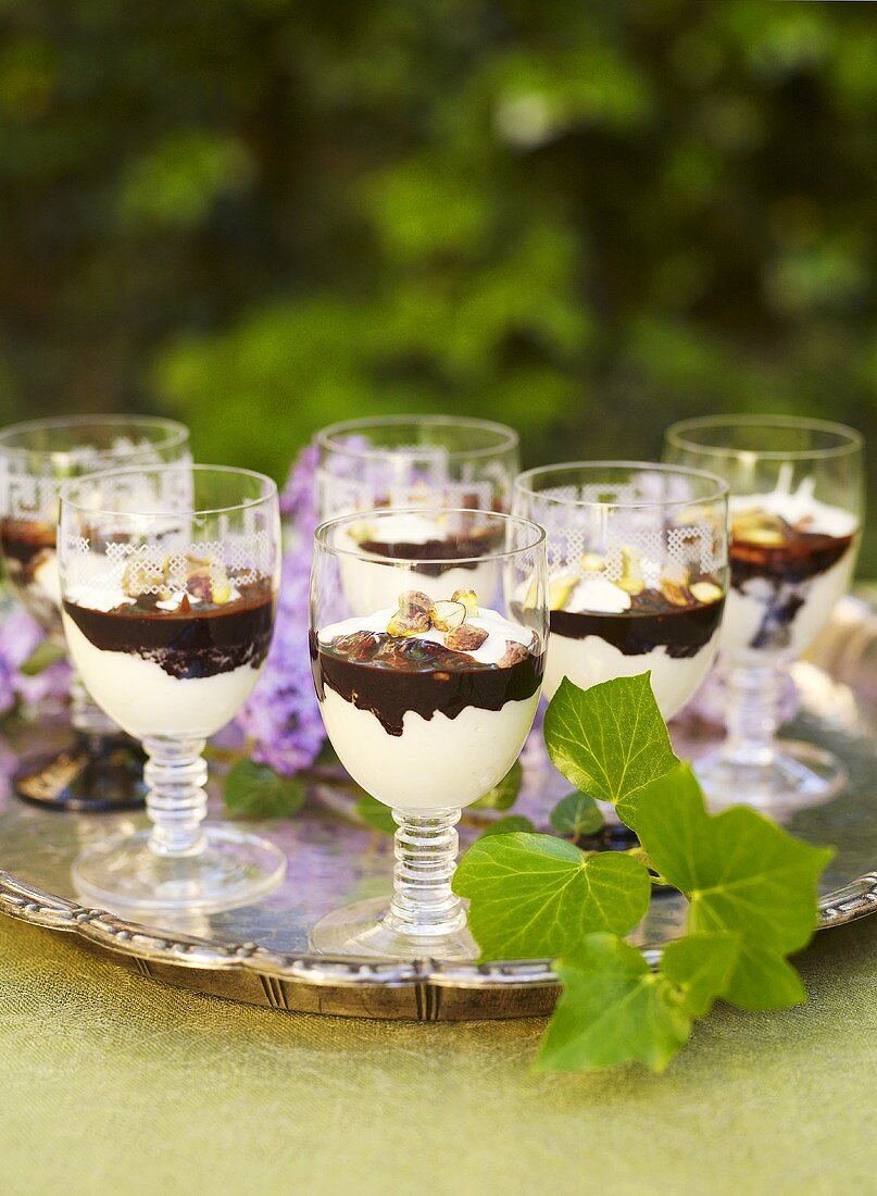 Mehrere Gläser Schokoladen-Kokos-Mousse mit Rum und Pistazien