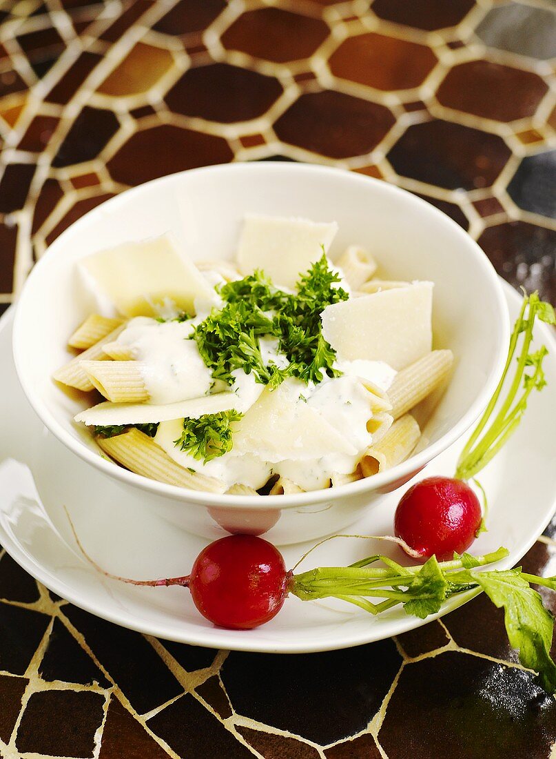 Penne with cheese dressing and Parmesan, radishes
