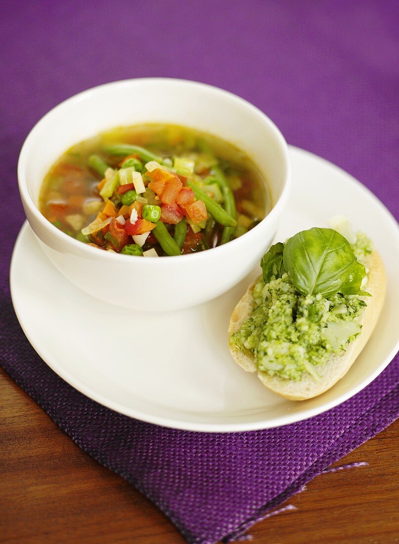 Gemüsesuppe und Brötchen mit Pesto