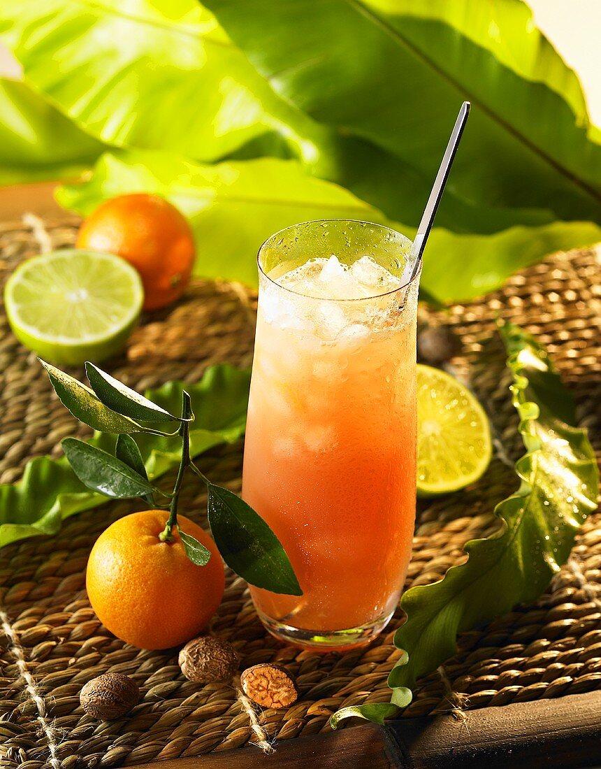 Mandarinen-Limetten-Drink mit Guavensaft und Eis