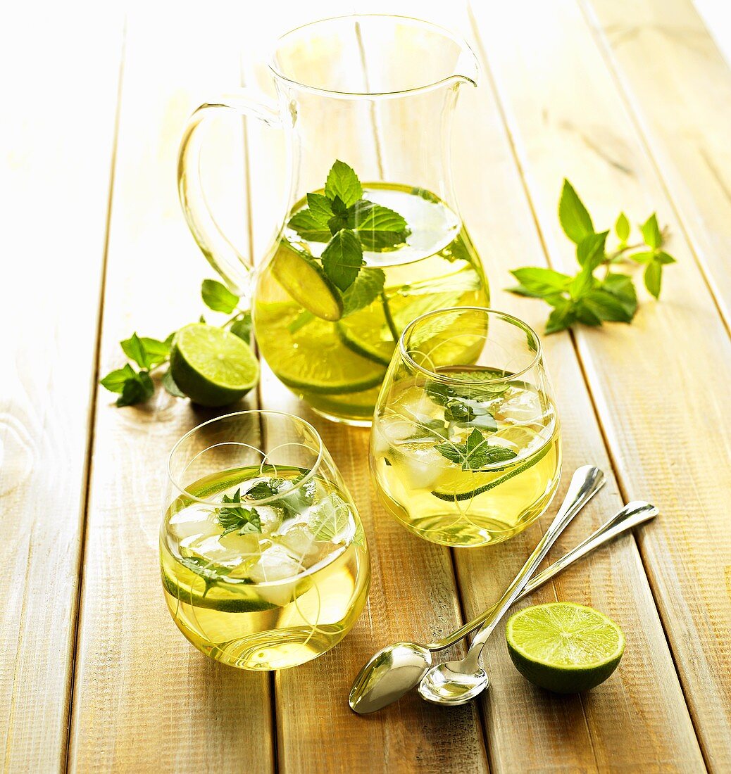 White wine with lime, mint and ice