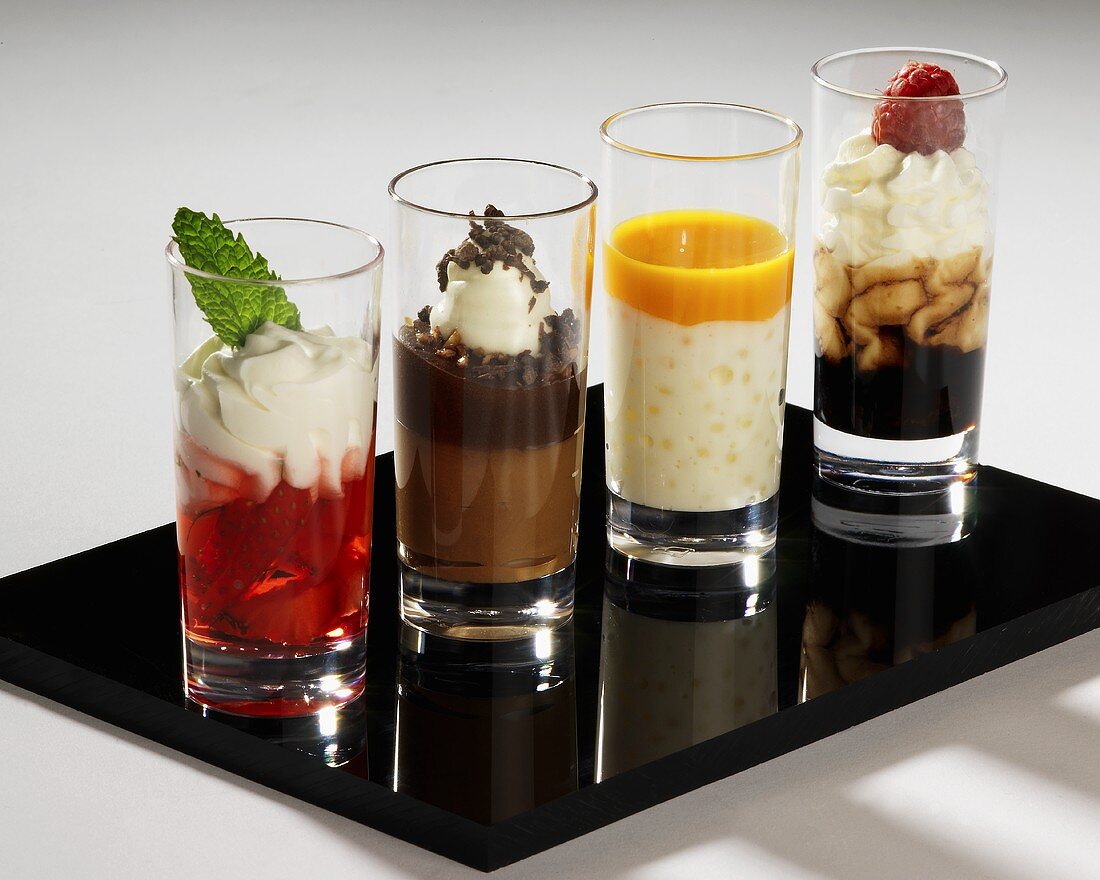 Viererlei Desserts im Glas