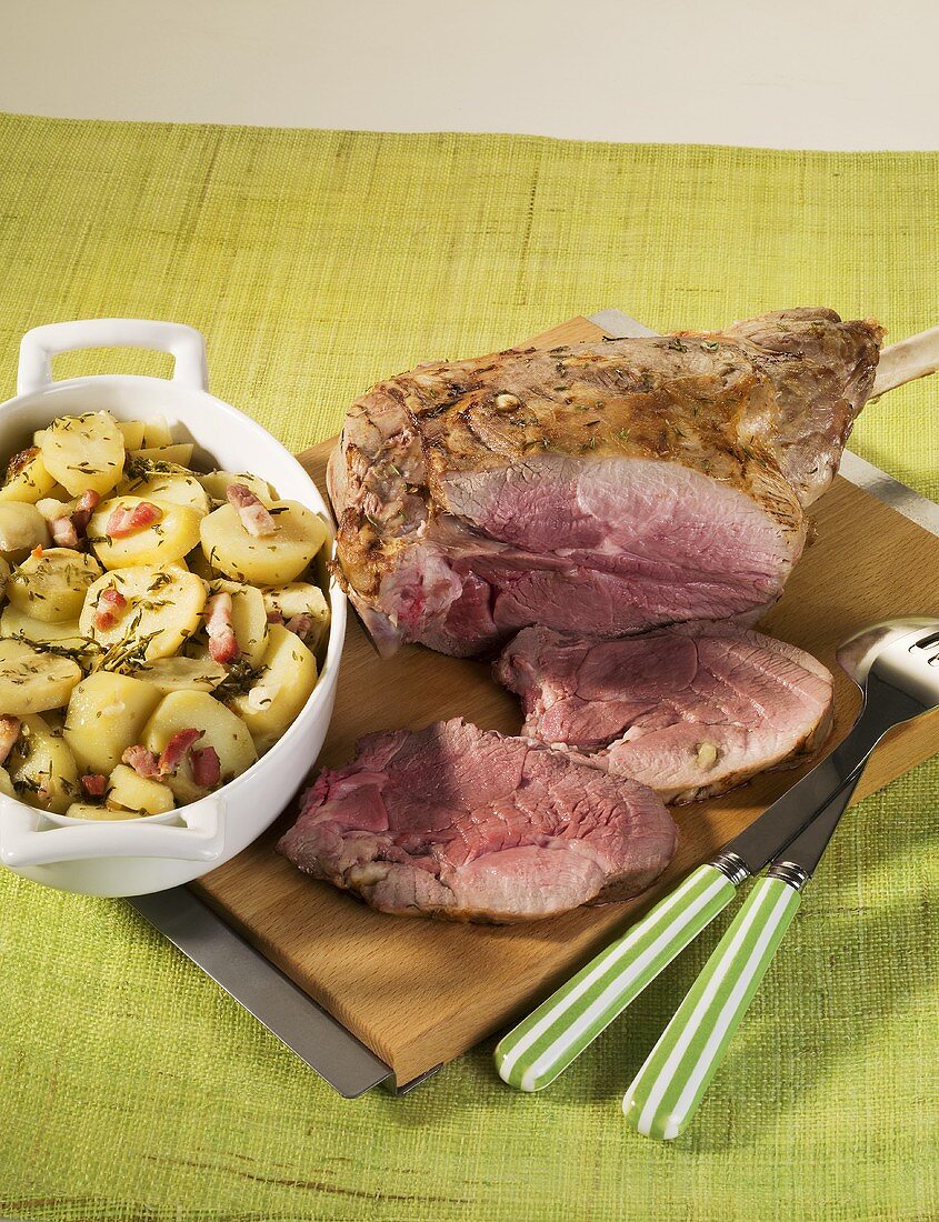 Roast leg of lamb with potatoes and bacon