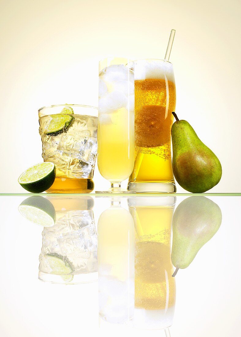 Drei verschiedene Cocktails mit Früchten