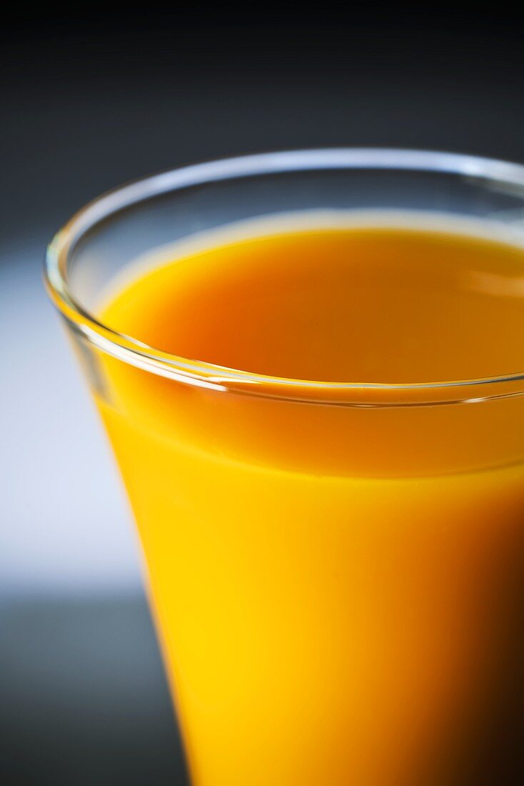 A glass of orange juice (close-up)