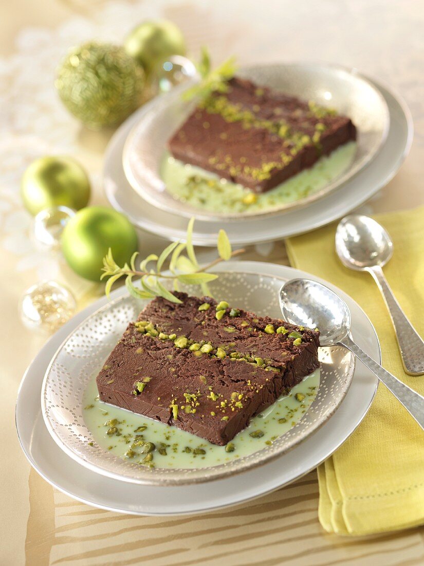 Schokoladen-Pistazien-Kuchen in Pistaziensauce