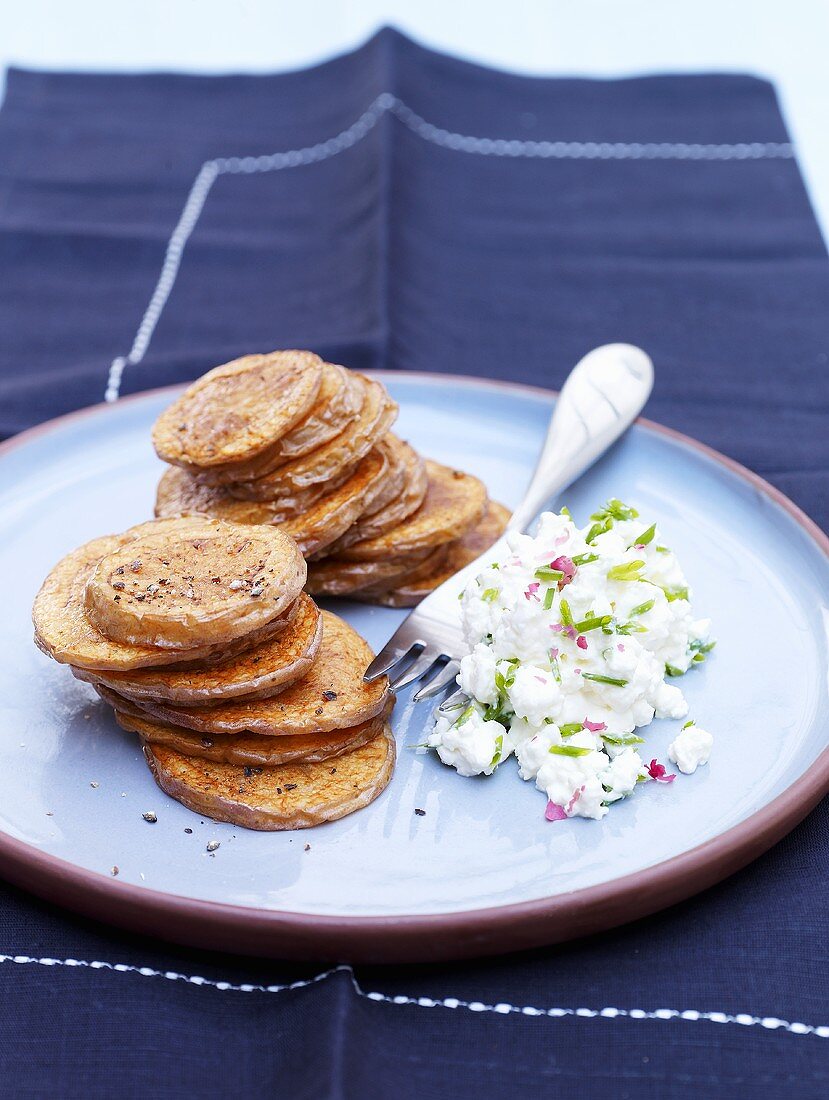 Deep-fried potato slices with ricotta