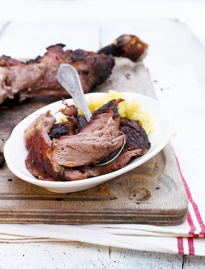 Barbecued shoulder of lamb with mashed potato