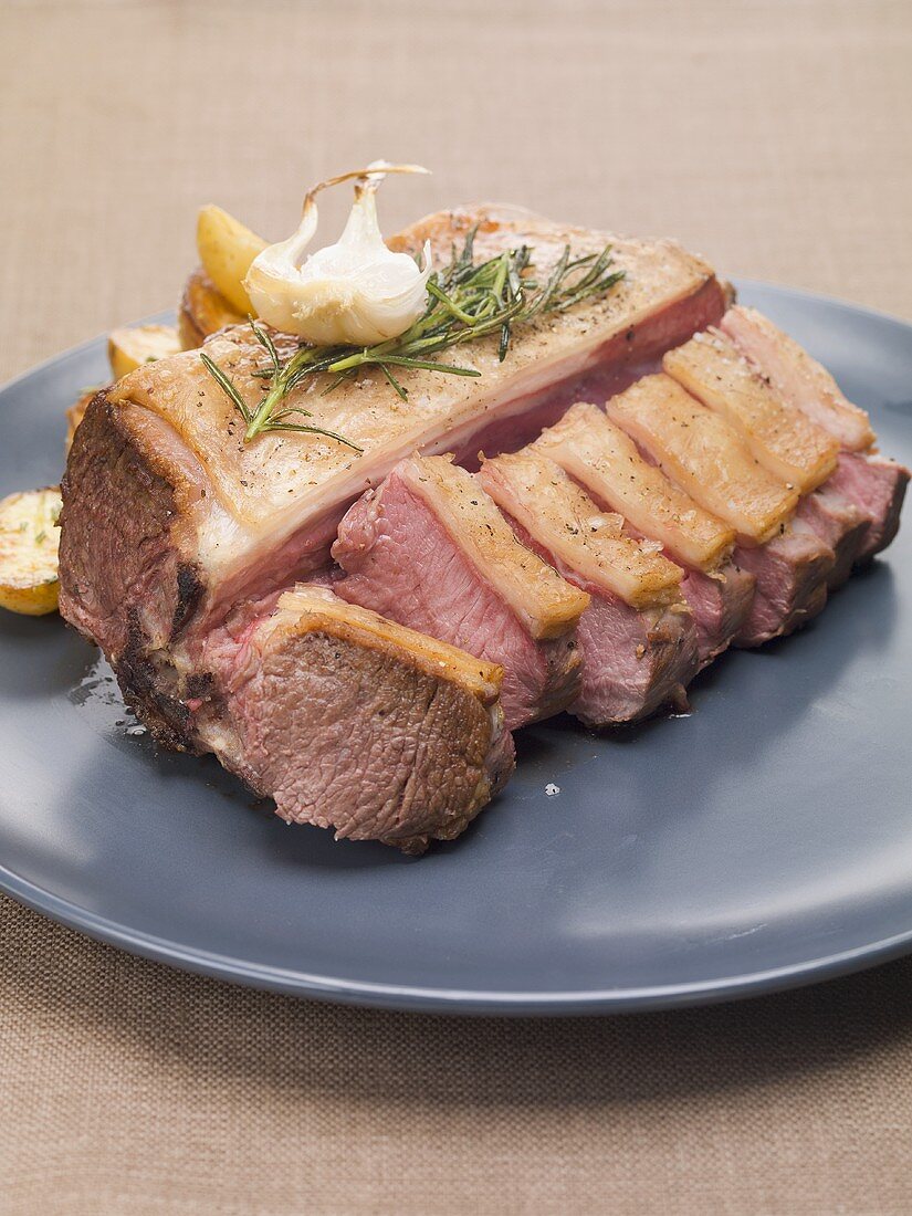 Lammbraten mit Kartoffeln, Knoblauch und Rosmarin