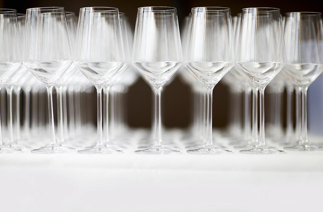 Viele Weissweingläser auf einem Tisch mit weißem Tischtuch