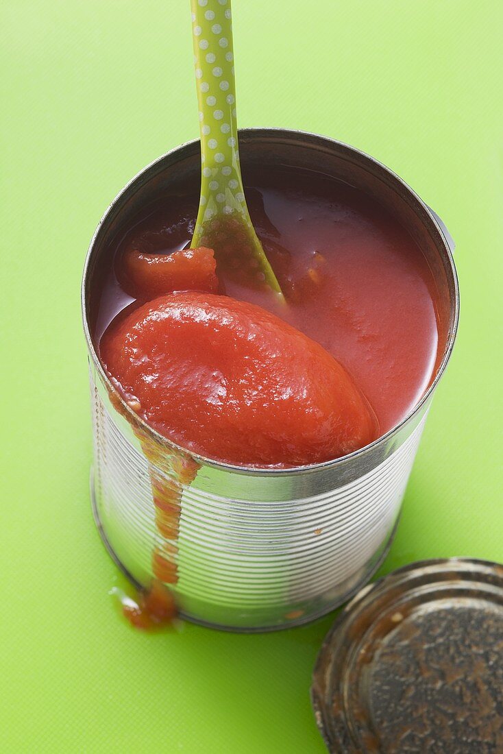 Geschälte Tomaten mit Tomatensaft in der Dose