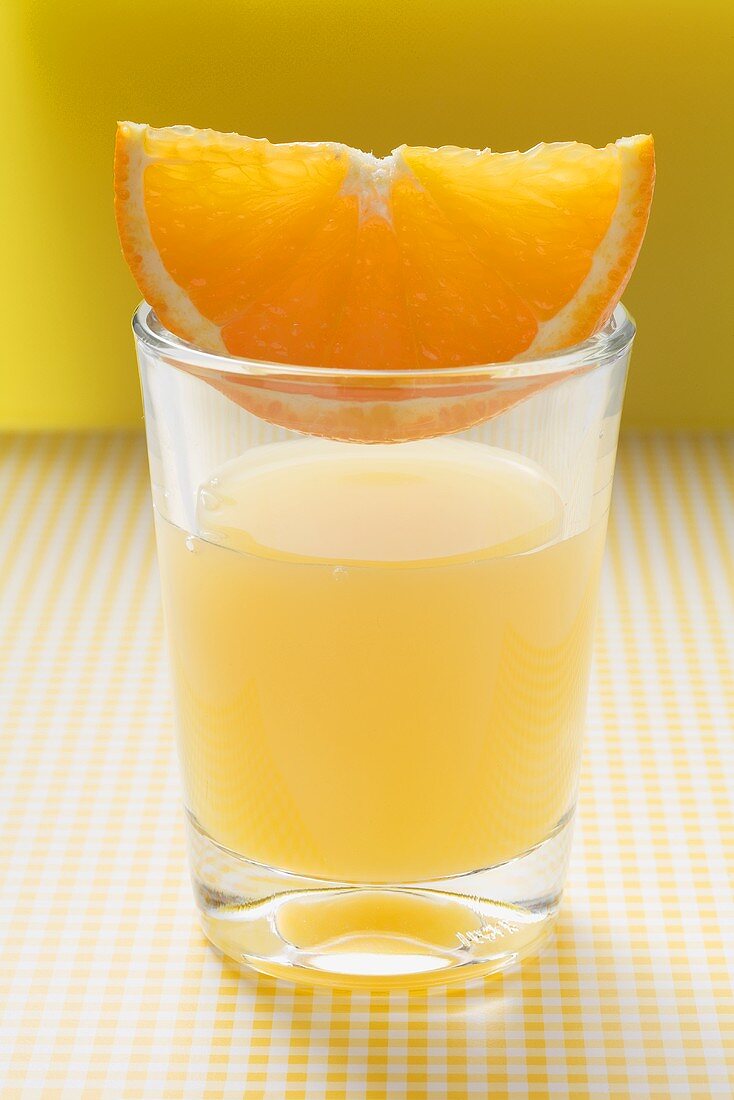 Orangensaft mit Orangenschnitz