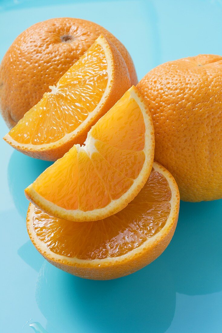 Ganze und geschnittene Orangen