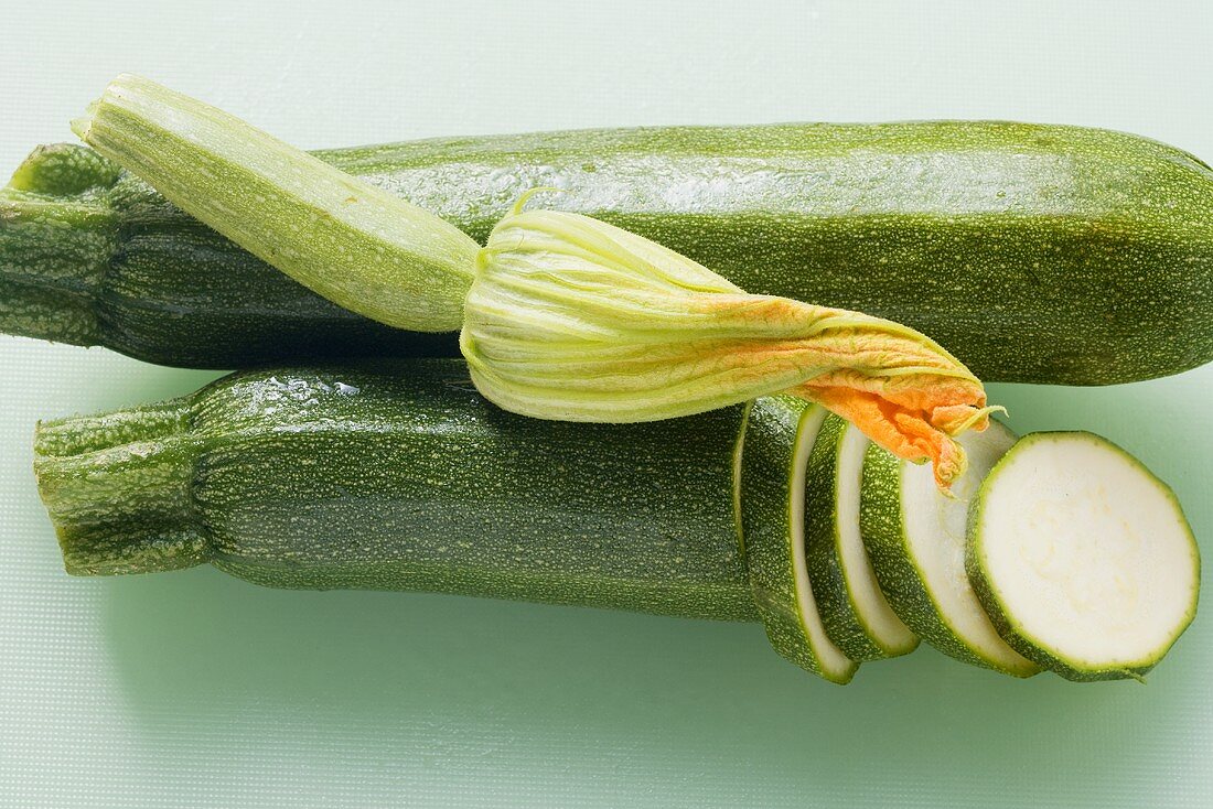 Zucchini mit Zucchiniblüte