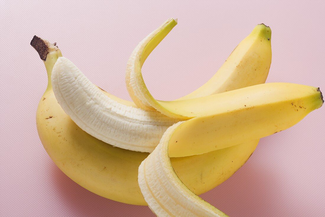 Drei Bananen auf rosa Untergrund
