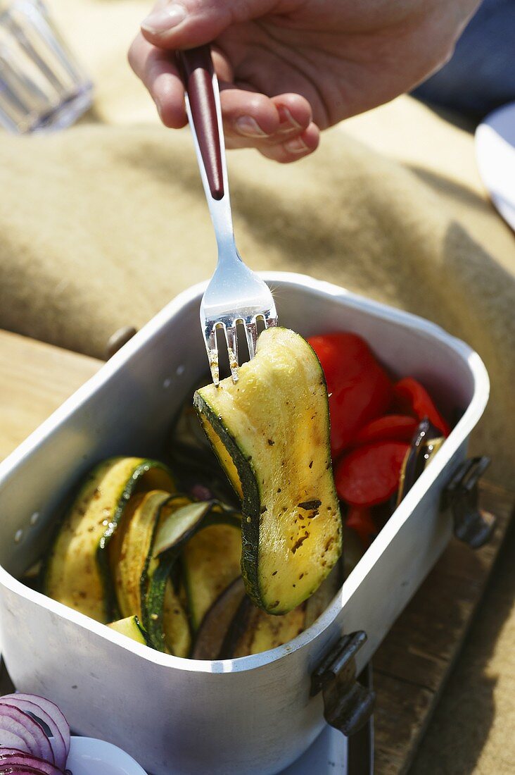 Antipasti-Gemüse in einer Box beim Picknick