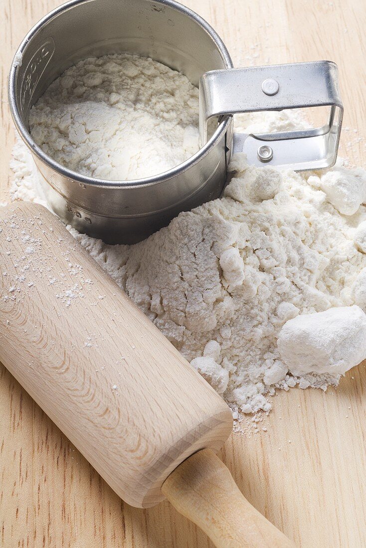 Flour with sieve and rolling pin