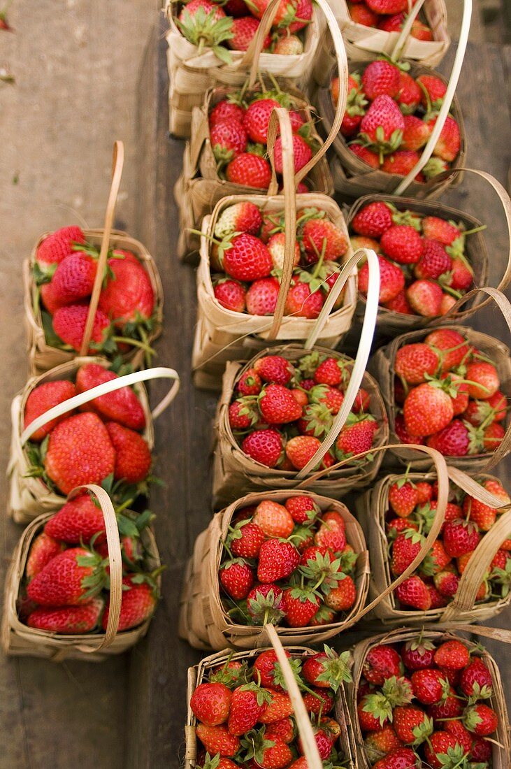 Frische Erdbeeren in Spankörbchen auf einem Markt in Burma