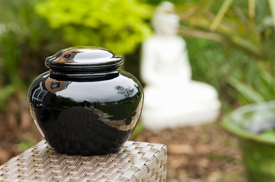 Schwarze, lackierte Dose mit Deckel in einem asiatischen Garten, Birma