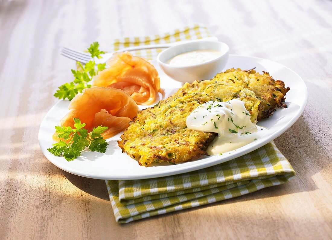 Zucchini-Kartoffelpuffer mit Räucherlachs und Joghurtsauce