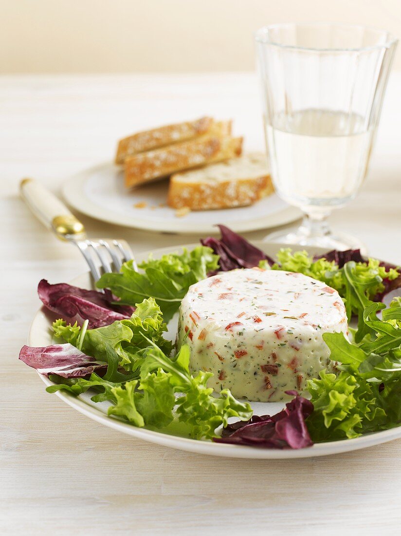 Paprika-Terrine mit Blattsalat