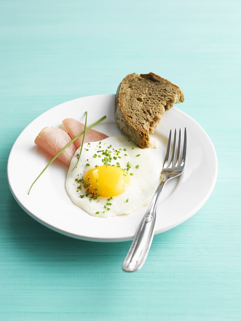 Fried egg with lachsschinken (ham) and bread