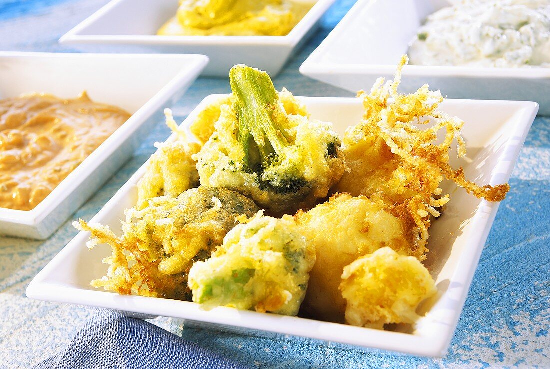 Deep-fried vegetables in batter with dips