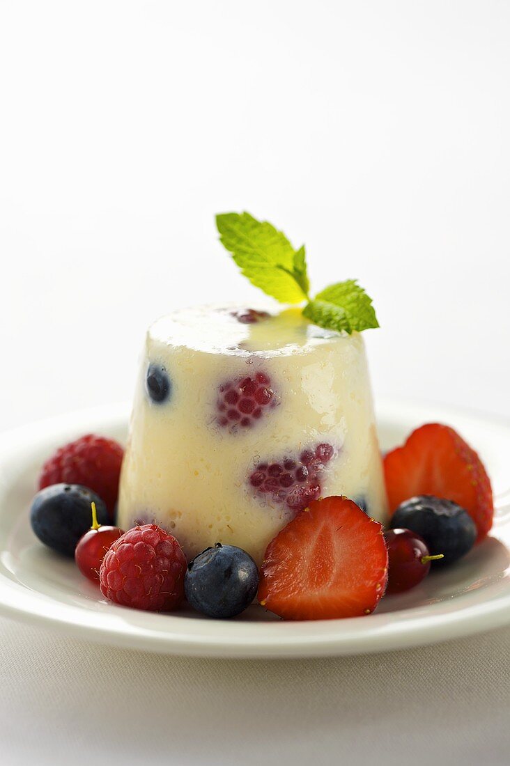 Vanillepudding mit frischen Beeren