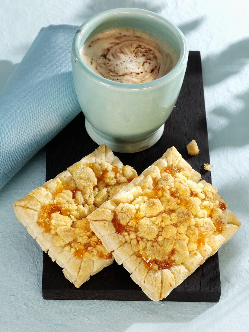 Zwei Stücke Prasselkuchen und Cappuccino