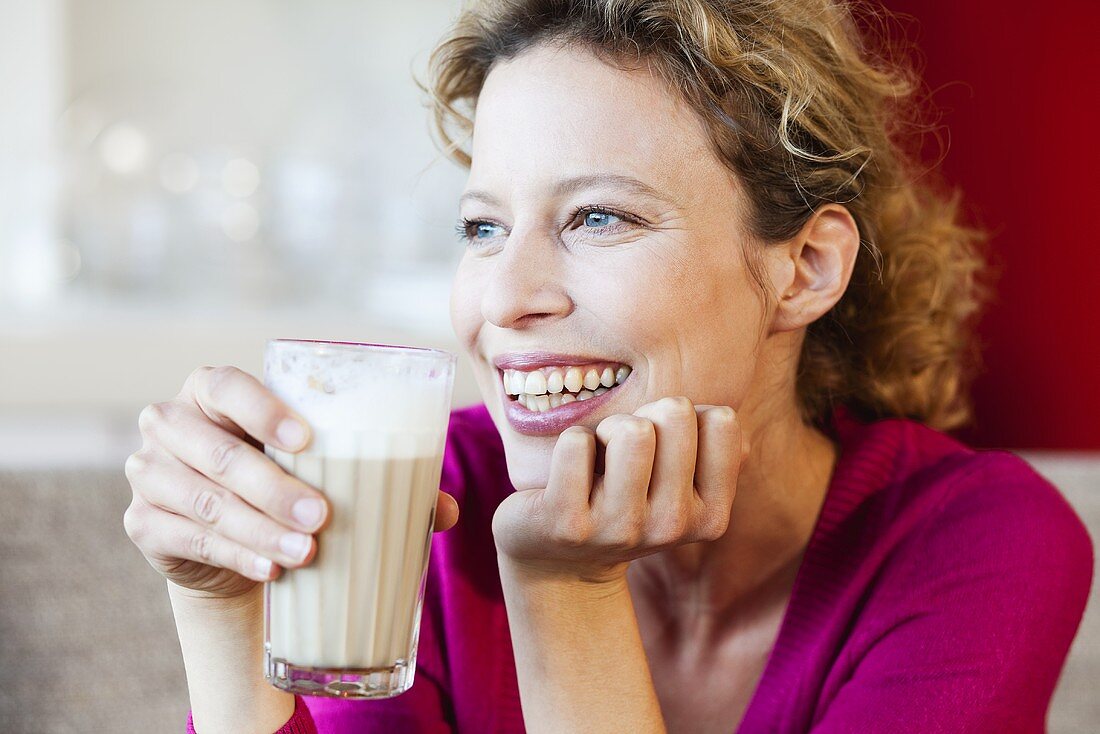 Frau trinkt Caffe latte