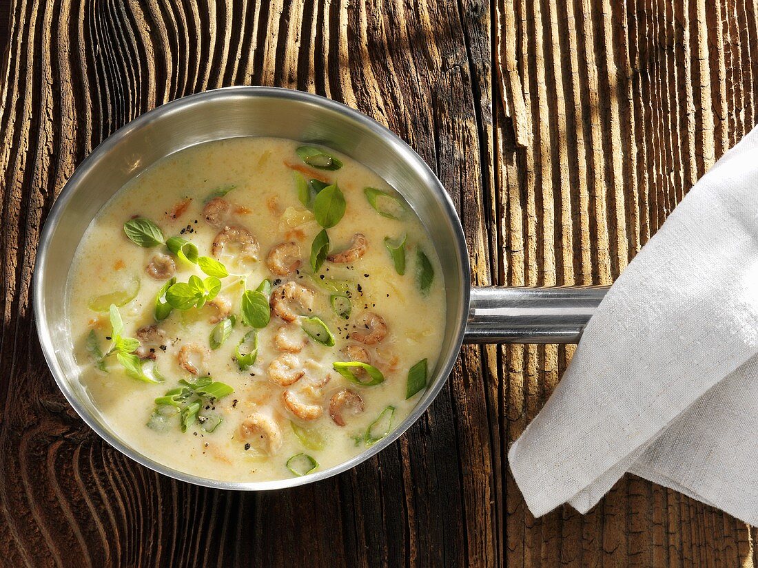 Kartoffelsuppe mit Frühlingszwiebeln und Kräutern