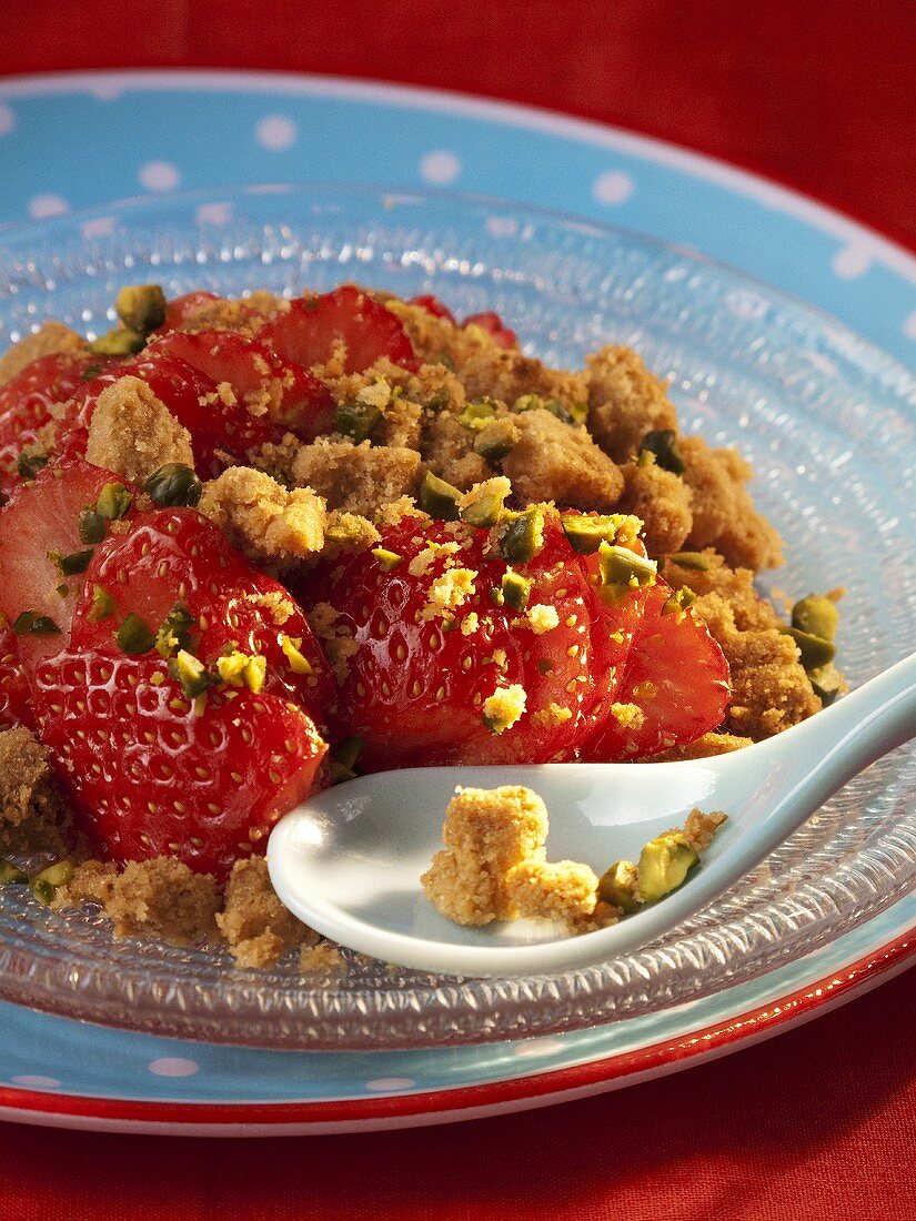 Strawberry crumble with pistachios
