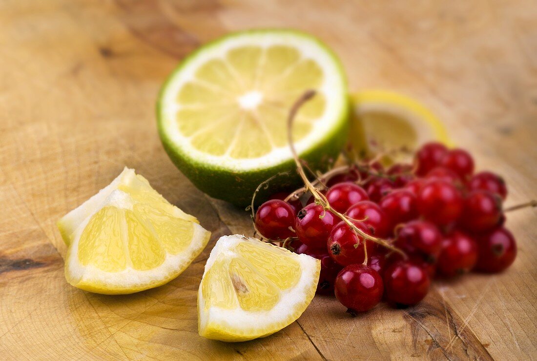 Rote Johannisbeeren, Zitronenschnitze und halbe Limette