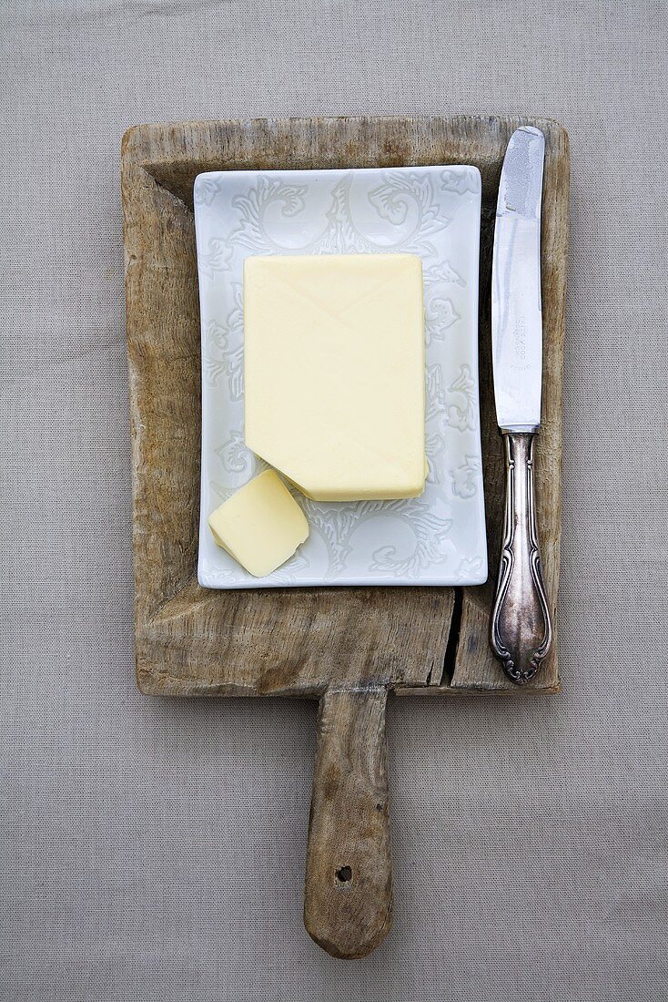 Butter in einer Butterschale mit Messer