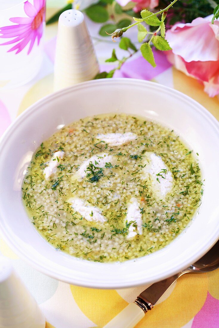 Graupensuppe mit Dill und Klösschen