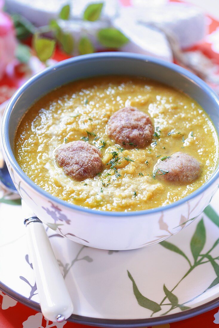 Creamed bean soup with meatballs