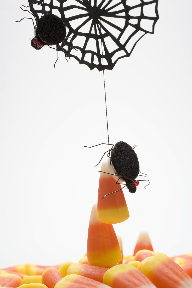 Candy Corn mit Spinnendeko für Halloween
