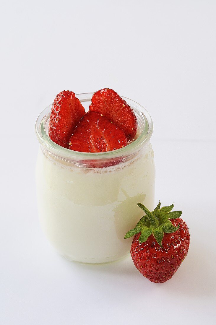 Naturjoghurt mit Erdbeeren