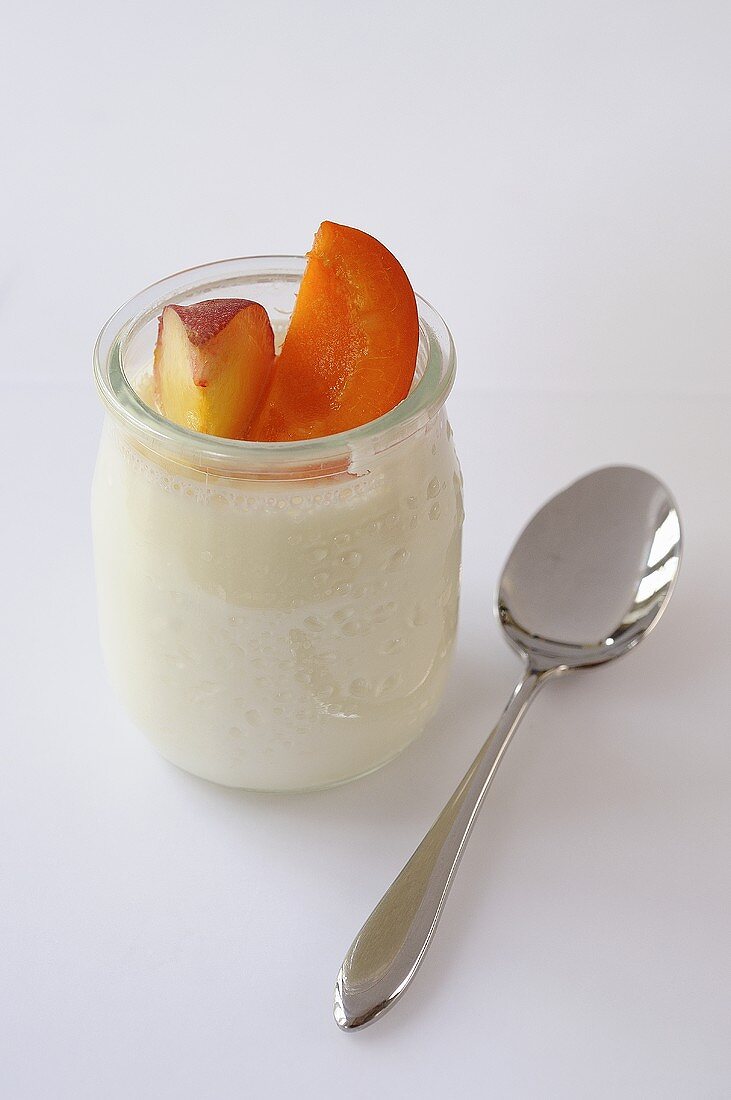 Naturjoghurt mit Pfirsich und Aprikose